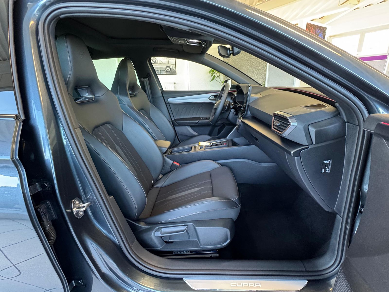 Fahrzeugabbildung CUPRA Leon VZ 2.0 TSI Pano Assist-XL Matrix Full-Link