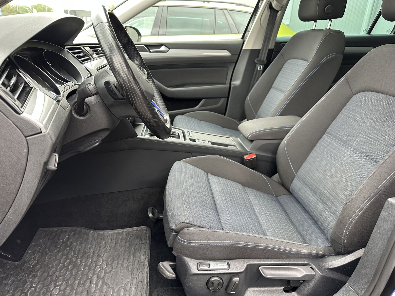 Fahrzeugabbildung Volkswagen Passat Variant GTE NAV+LED+PANO+AHK+STANDHEIZUNG