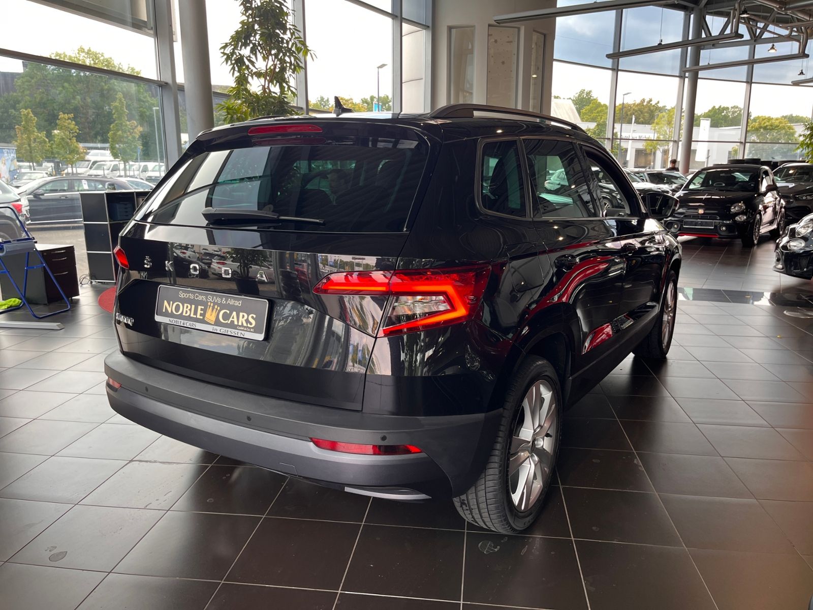 Fahrzeugabbildung SKODA KAROQ Style AHK ACC LED NAV LEDER 18"