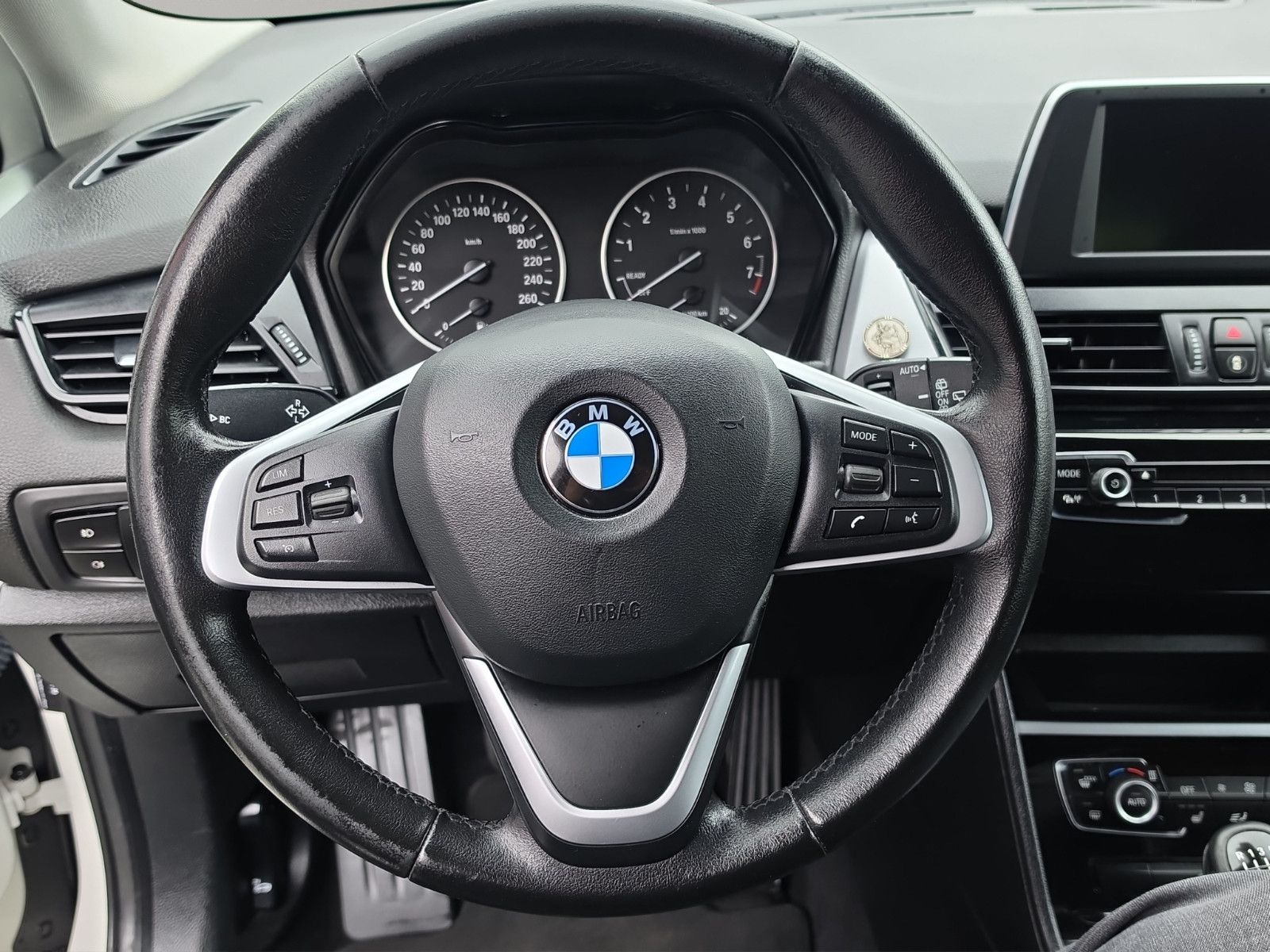 Fahrzeugabbildung BMW 218 2 Active Tourer 218 i TÜV SERVICE NEU