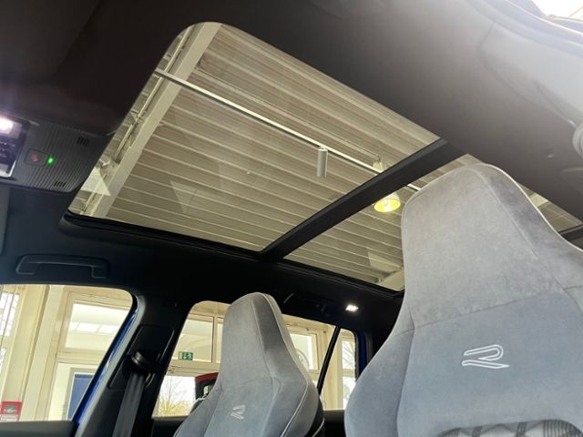 Fahrzeugabbildung Volkswagen Golf Variant VIII 1.5 TSI R-LINE AHK PANO MATRIX