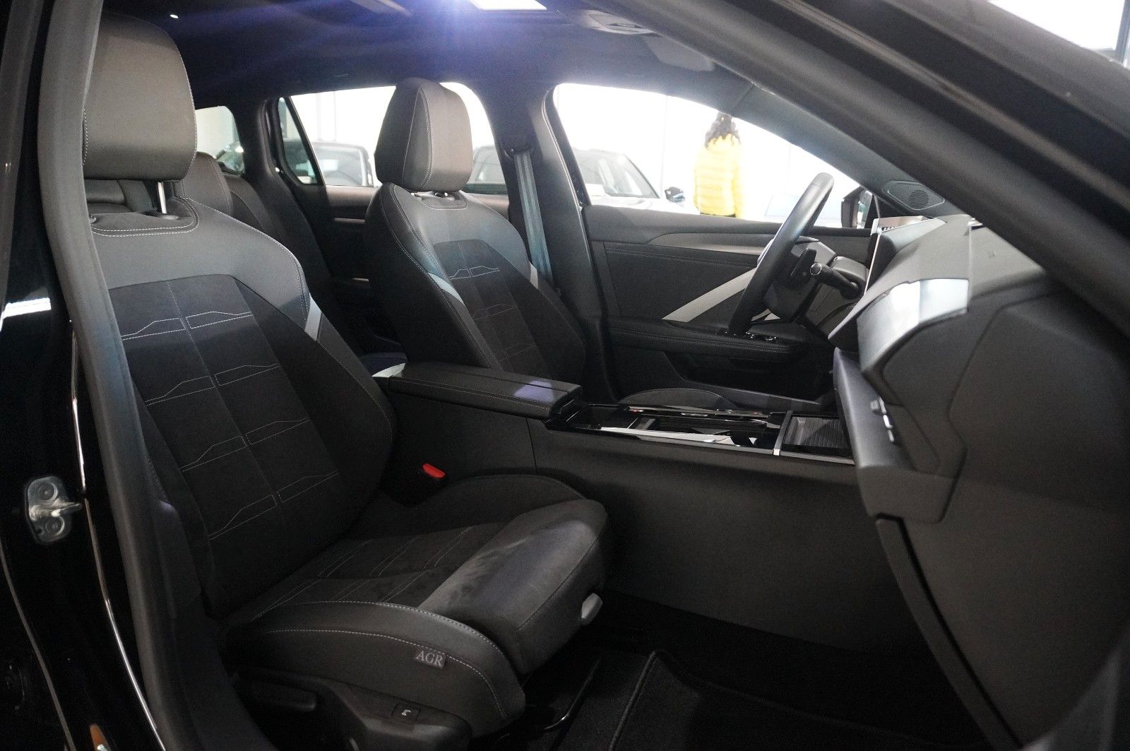 Fahrzeugabbildung Opel Astra L ST 1.2T ULTIMATE NAVI/LED/360°/HUD/AHK