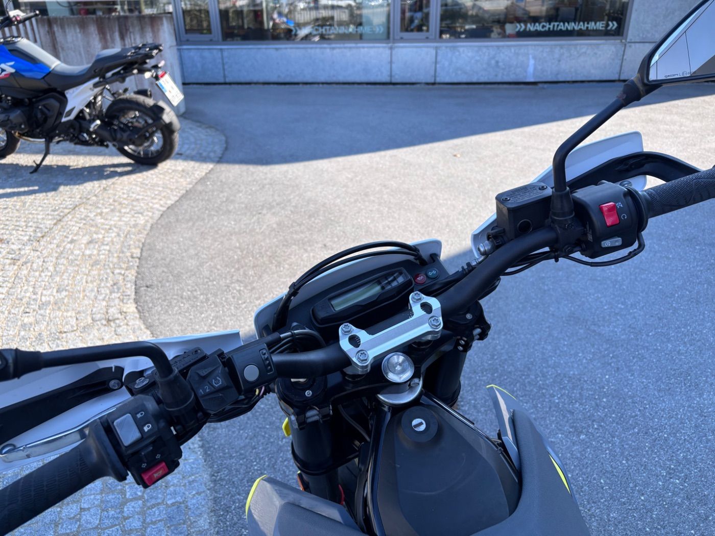 Fahrzeugabbildung Husqvarna 701 Supermoto , Kurzer KZH,
