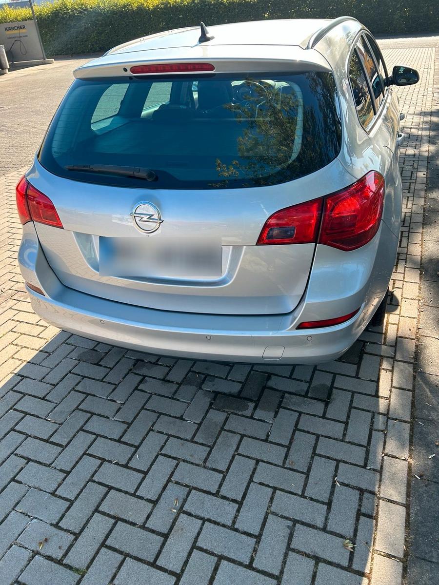 Opel Astra 2012 — engine 110 HP (81kW)