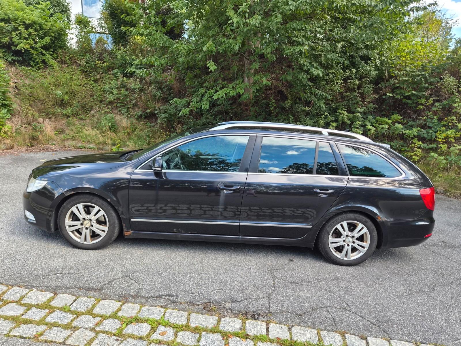 Skoda Superb 2012 — rear view
