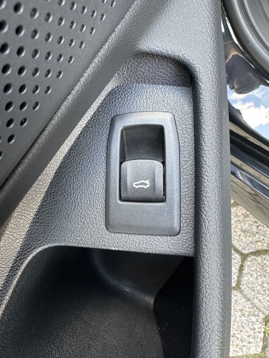 Fahrzeugabbildung BMW 320d Touring M-Sport NAV+LED+ACC+SHZ+VCOCKPIT+PP