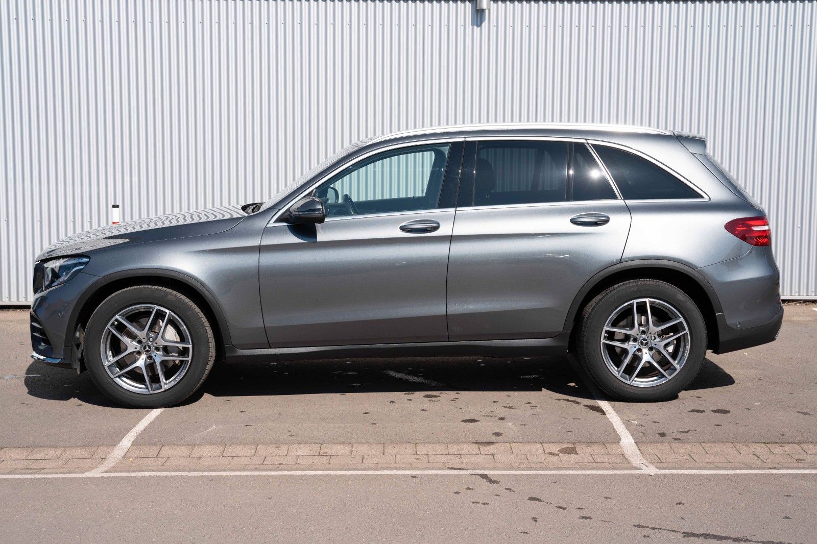 Fahrzeugabbildung Mercedes-Benz GLC 250 4MATIC AMG PANO AHK LED KAM CARPLAY