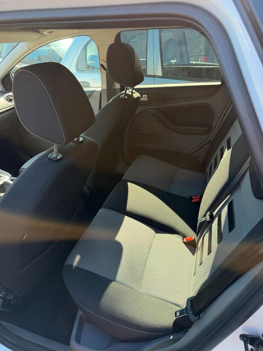 Ford Focus 2010 — photo 13