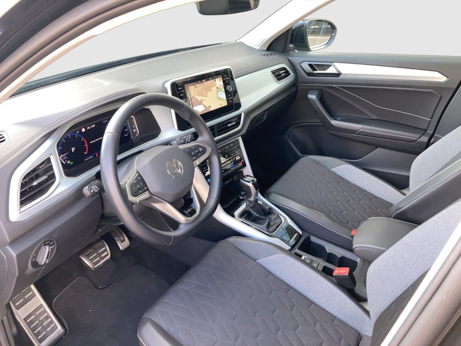 Fahrzeugabbildung Volkswagen T-Roc TSI Goal DSG LEDplus Navi AID ACC SHZ Park