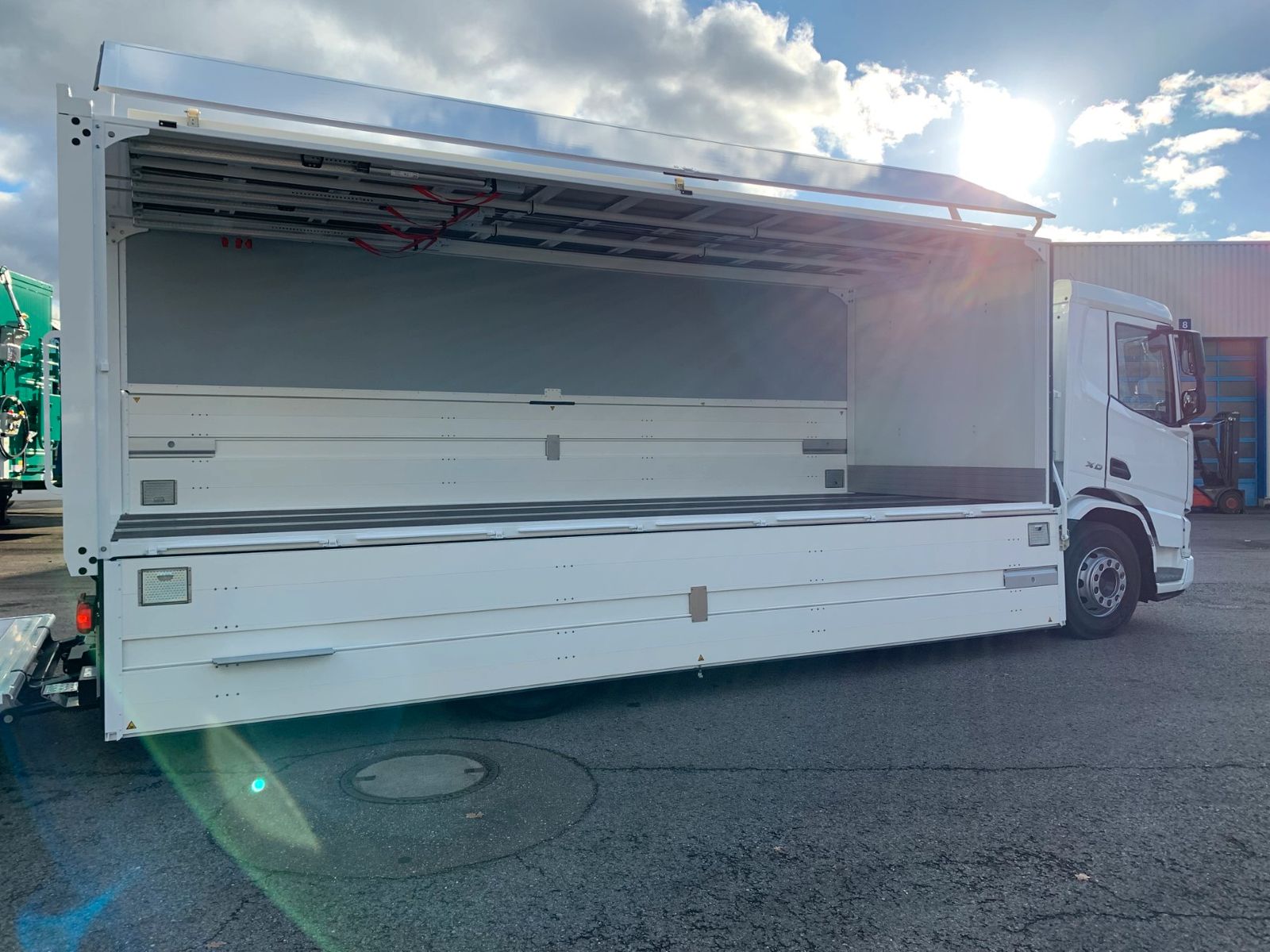 Fahrzeugabbildung DAF FA XD 370 zikun Swing-Board-Aufbau