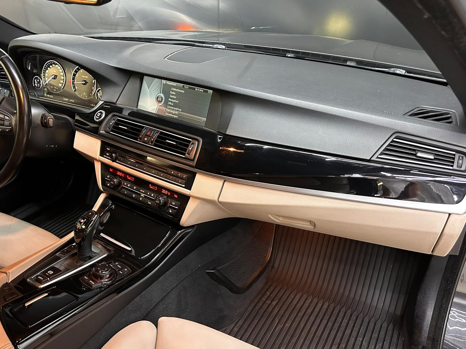 BMW 550i Touring | 408 ch | BVA | Affichage tête haute | Chauffage auxiliaire | Sièges chauffants avant/arrière | Soft Close | Attelage fixe
