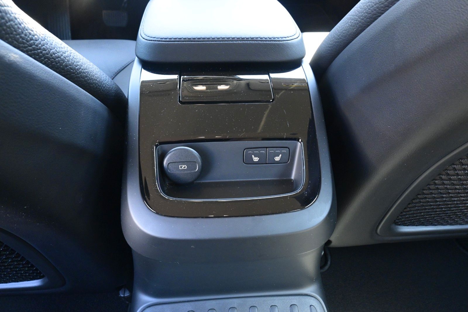 Fahrzeugabbildung Volvo V60 T6 AWD PHEV Essential*Leder*AHK*PDC*