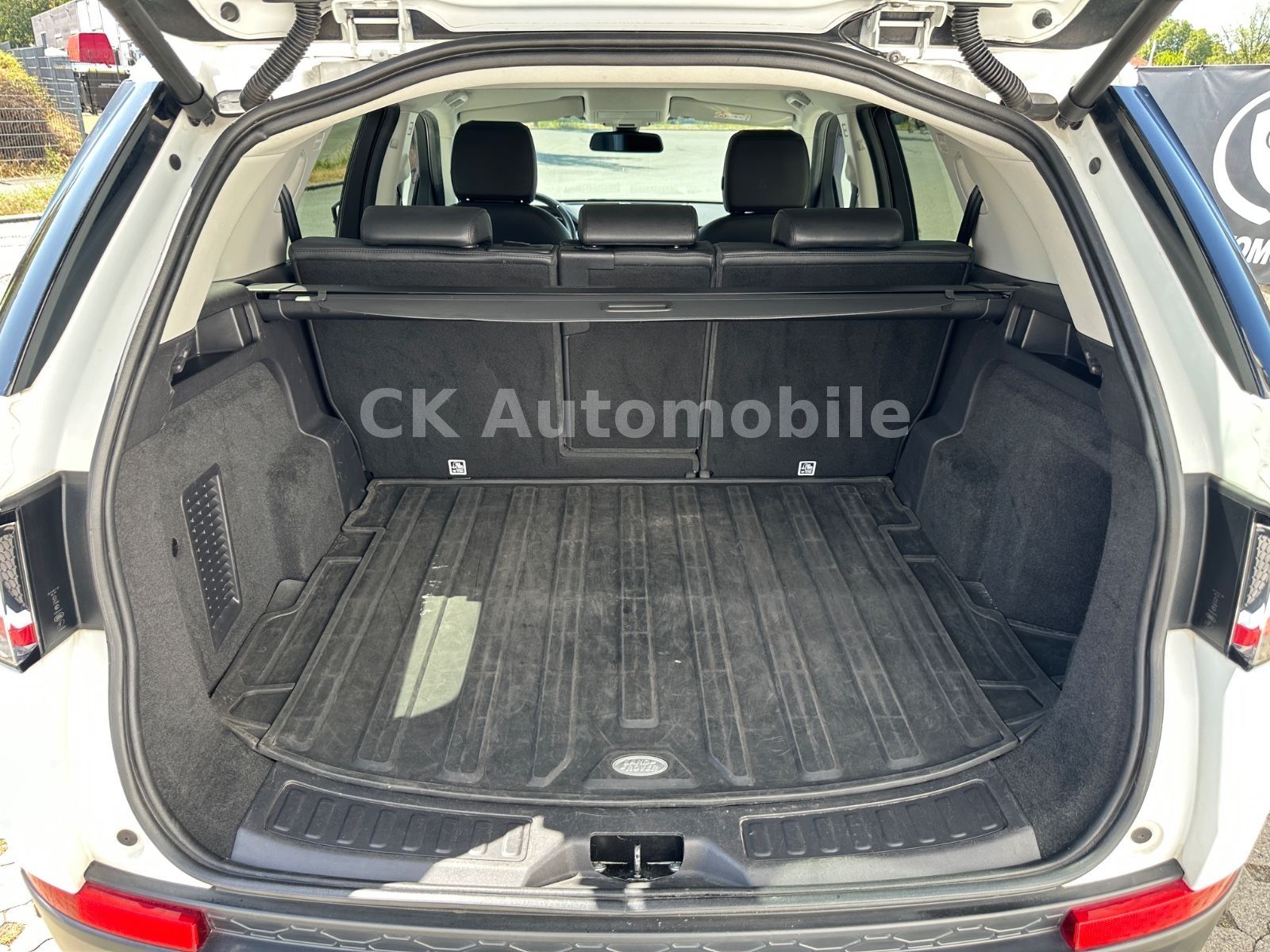 Fahrzeugabbildung Land Rover Discovery Sport 2.0 TD4 SE AWD/Navi/Bi-Xenon/Kam