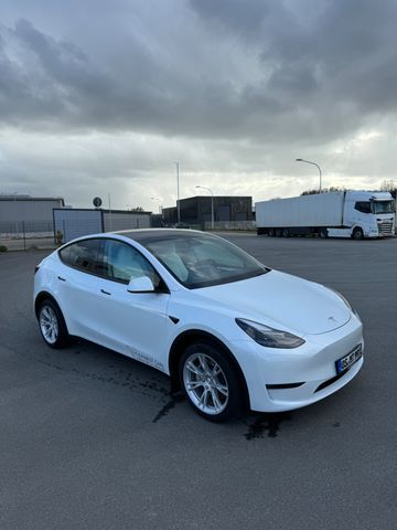 Tesla Model Y Long Range ACC Boost AWD white / white 