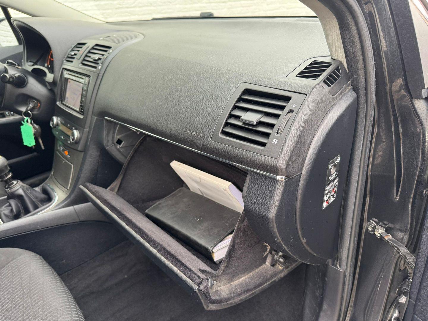 Toyota Avensis 2010 — photo 21