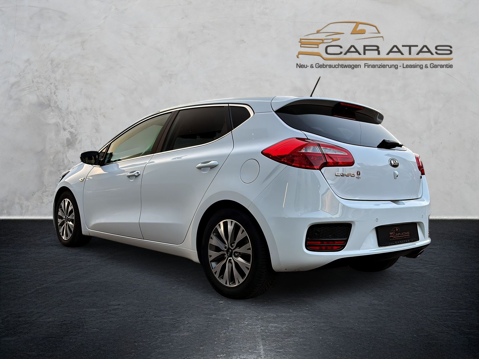 Fahrzeugabbildung Kia cee´d NAVI SITZHEIZ 2 x KLIMAAUT .TEMP. RF KAM