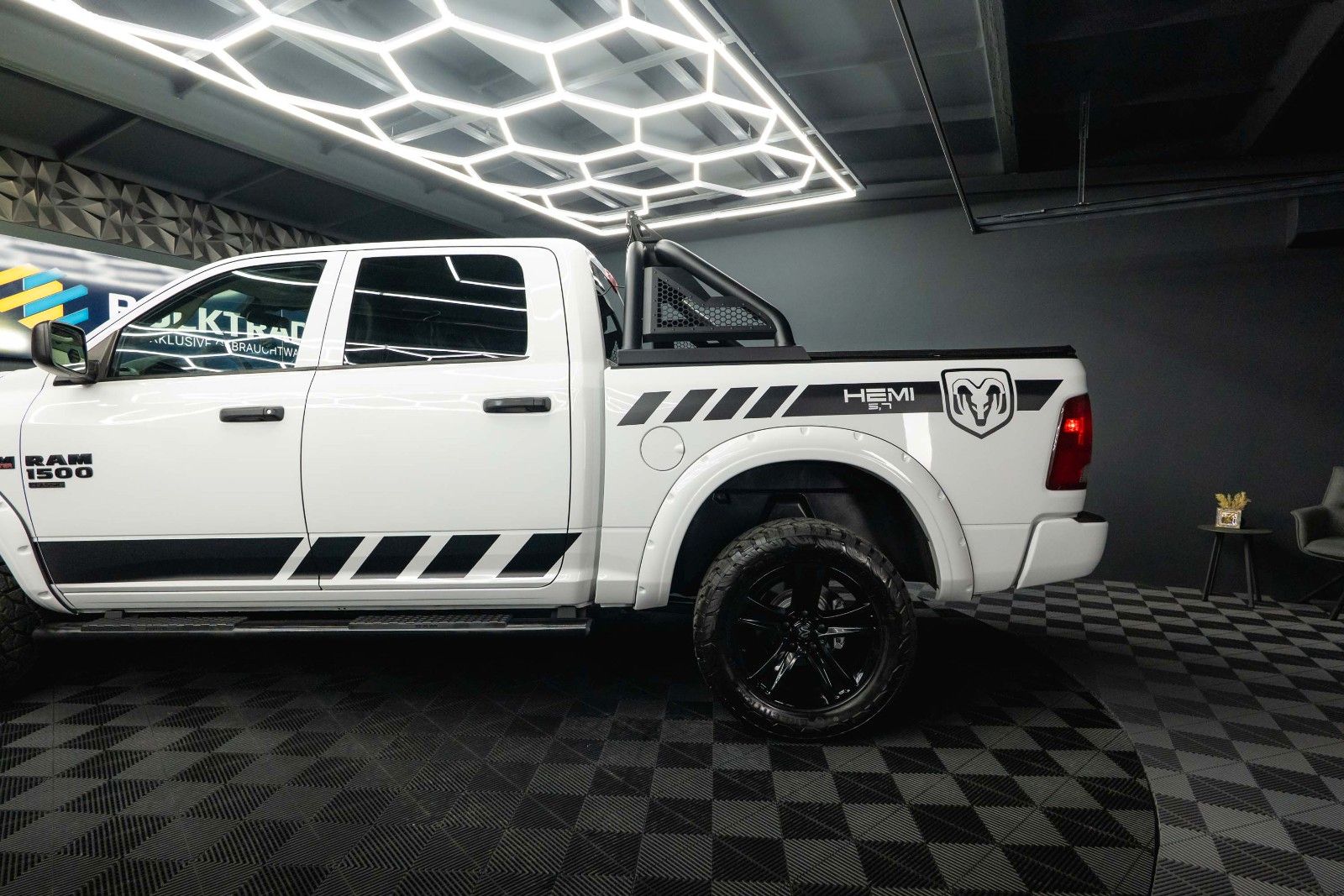 Fahrzeugabbildung Dodge RAM 5.7 V8 HEMI 4x4 OFFROAD Night-Paket *LED*19%