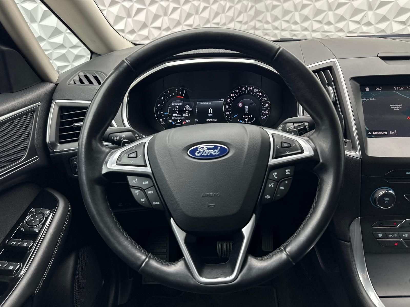 Fahrzeugabbildung Ford S-MAX 2.0 ECOBLUE TITANIUM/7-SITZE/NAVI/RCAM/LED