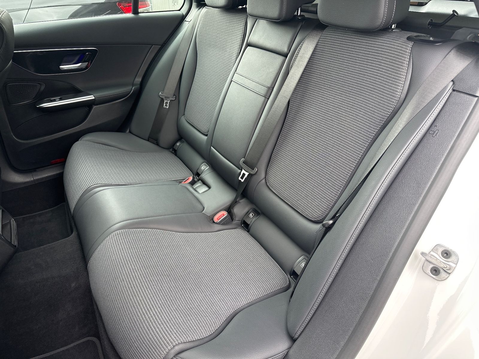 Fahrzeugabbildung Mercedes-Benz C 300 e T Avantgarde NAV+LED+AHK+KAMERA+SHZ