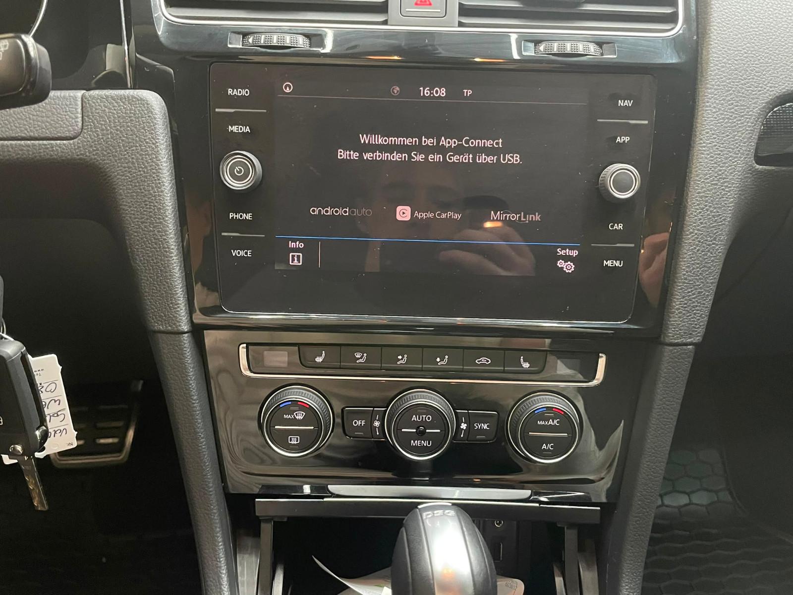 Volkswagen Golf VII Lim. Sound DSG / Carplay / Xenon
