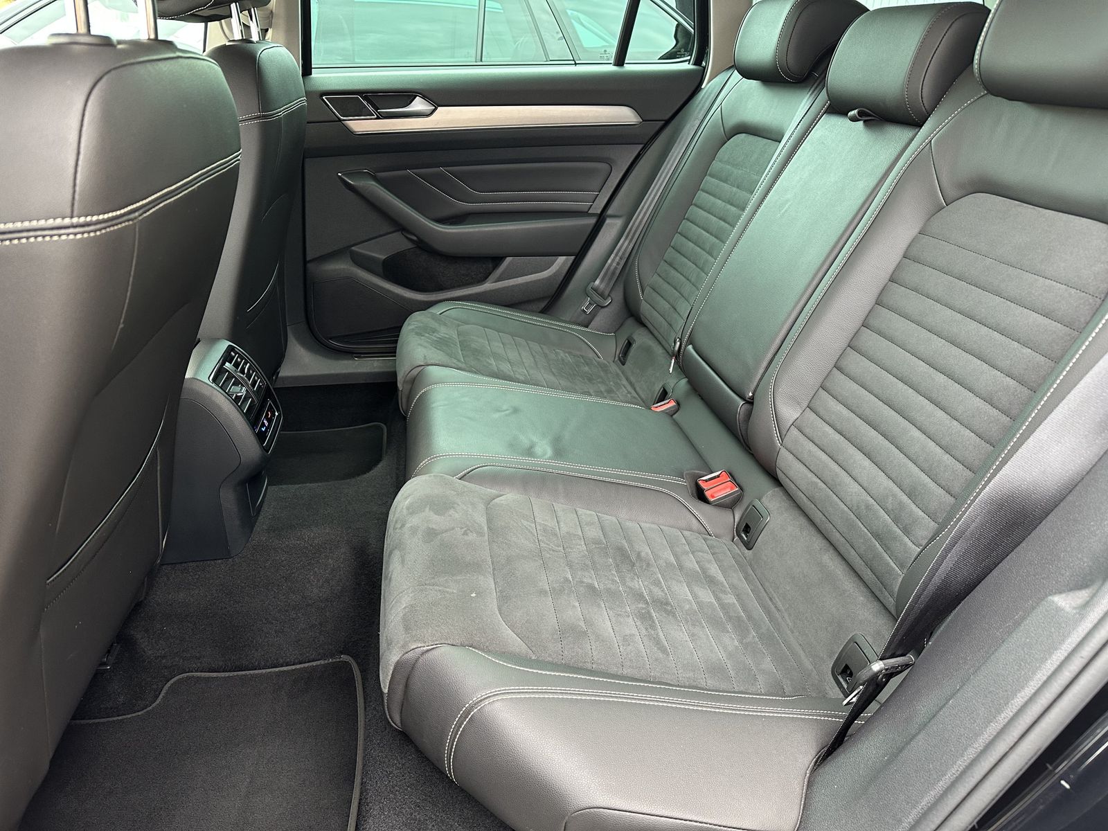 Fahrzeugabbildung Volkswagen Passat Variant 2.0 TDI DSG Elegance NAV+LED+ACC