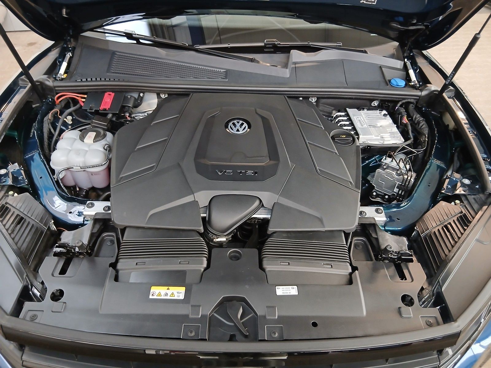 Fahrzeugabbildung Volkswagen Touareg R-Line 3,0 TSI UPE 96.000 +Navi+AHK+LED