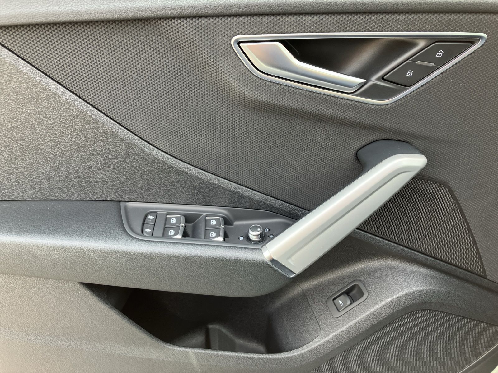 Fahrzeugabbildung Audi Q2 35 TFSI advanced LED ACC AVC RFK SH