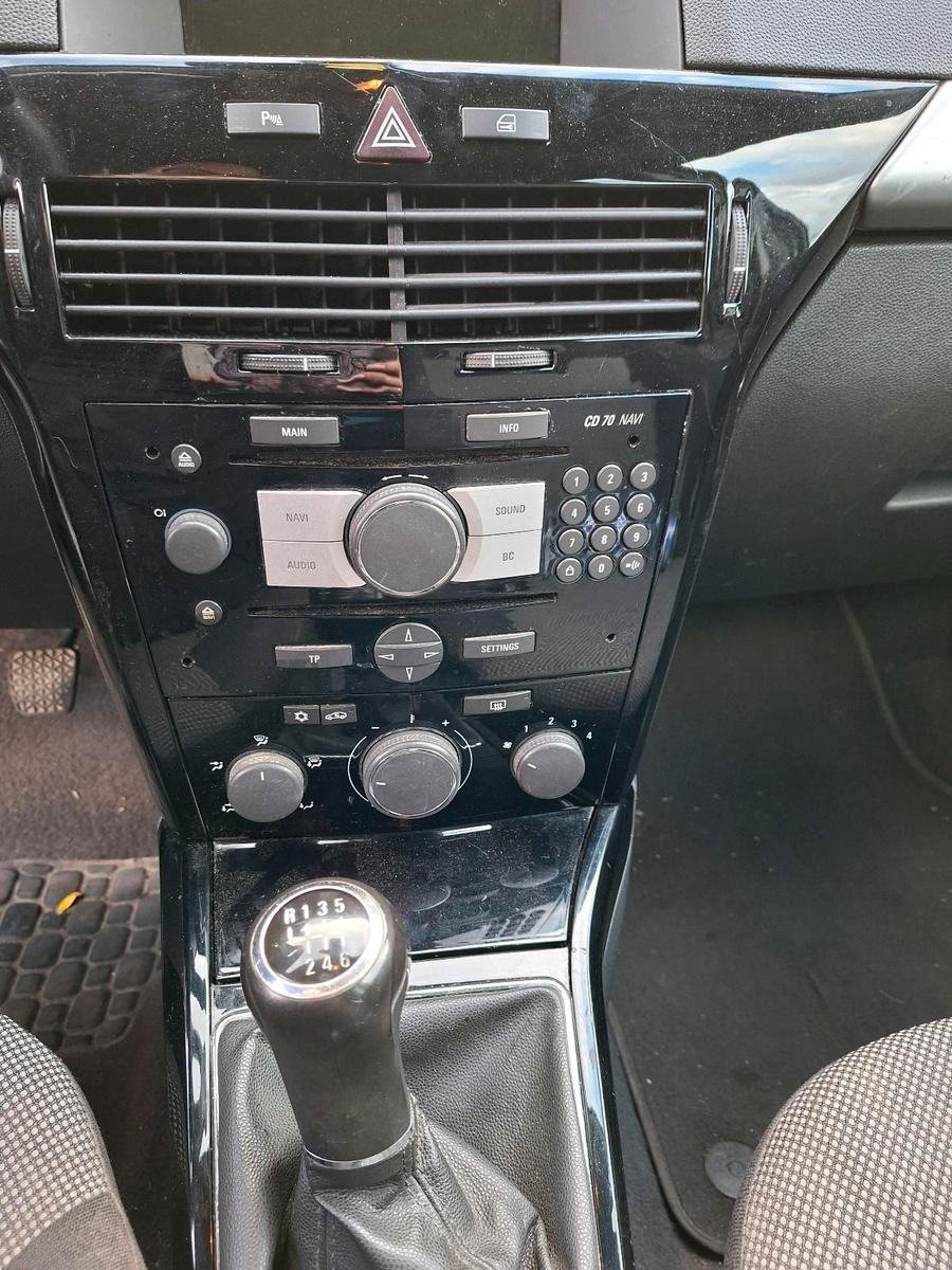 Opel Astra 2010 — interior