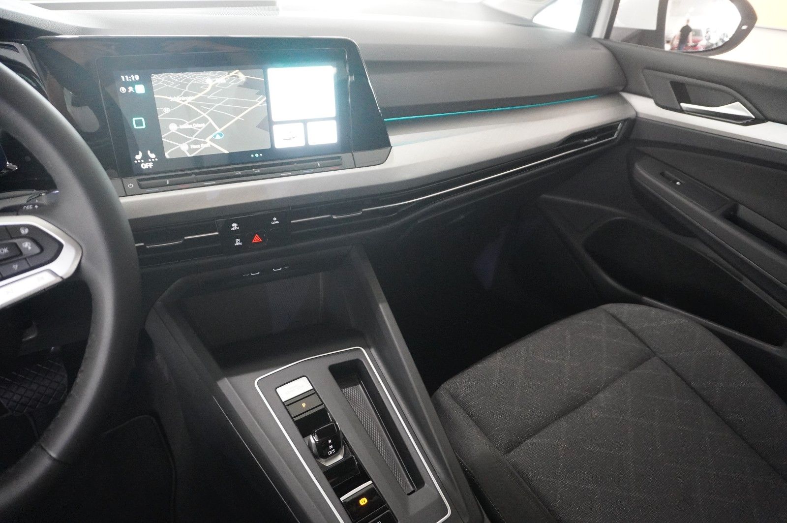 Fahrzeugabbildung Volkswagen Golf VIII Lim. 2.0 TDI LIFE DSG NAVI/LED/VIRTU.
