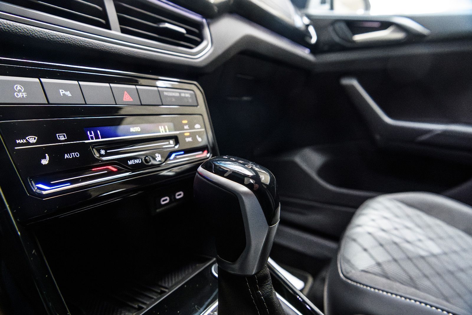 Fahrzeugabbildung Volkswagen T-Cross 1.5 TSI R-Line+LED+IQ+TOTWINKEL+ACC+AHK