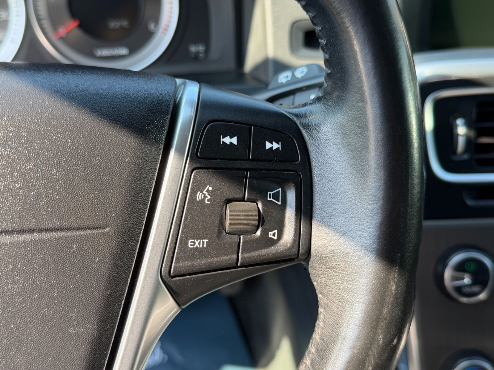Fahrzeugabbildung Volvo V60 Kombi Momentum/Bi-Xen-./AHK/Temp./Navi/PDC