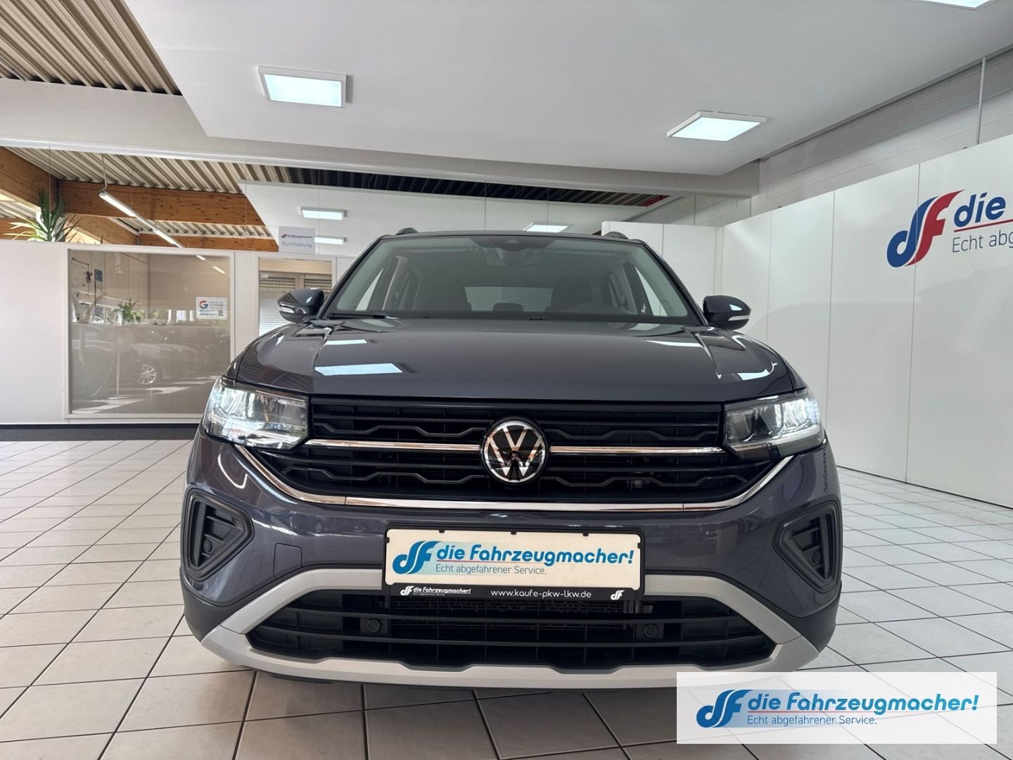 Fahrzeugabbildung Volkswagen T-Cross 1.0 TSI 85 kW Life Digitales Cockpit LED