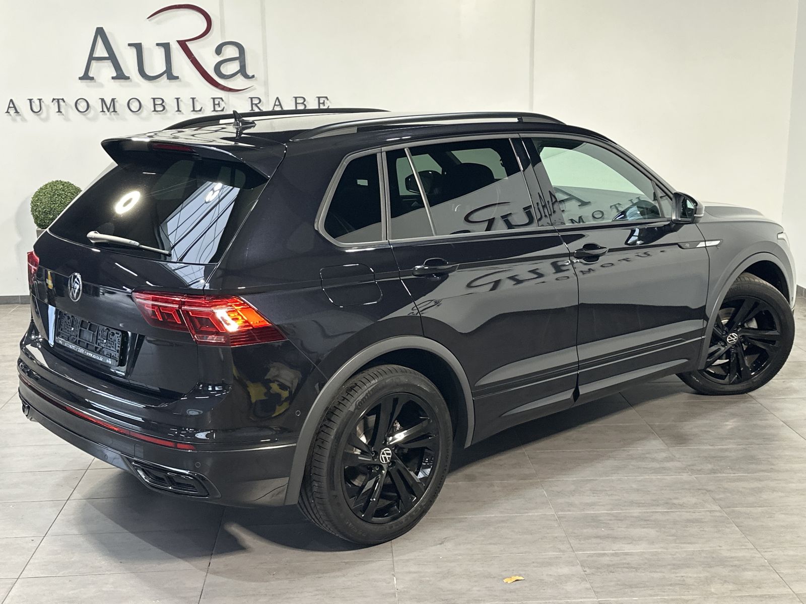 Fahrzeugabbildung Volkswagen Tiguan 2.0 TDI DSG R-Line Black NAV+IQ-LIGHT+ACC