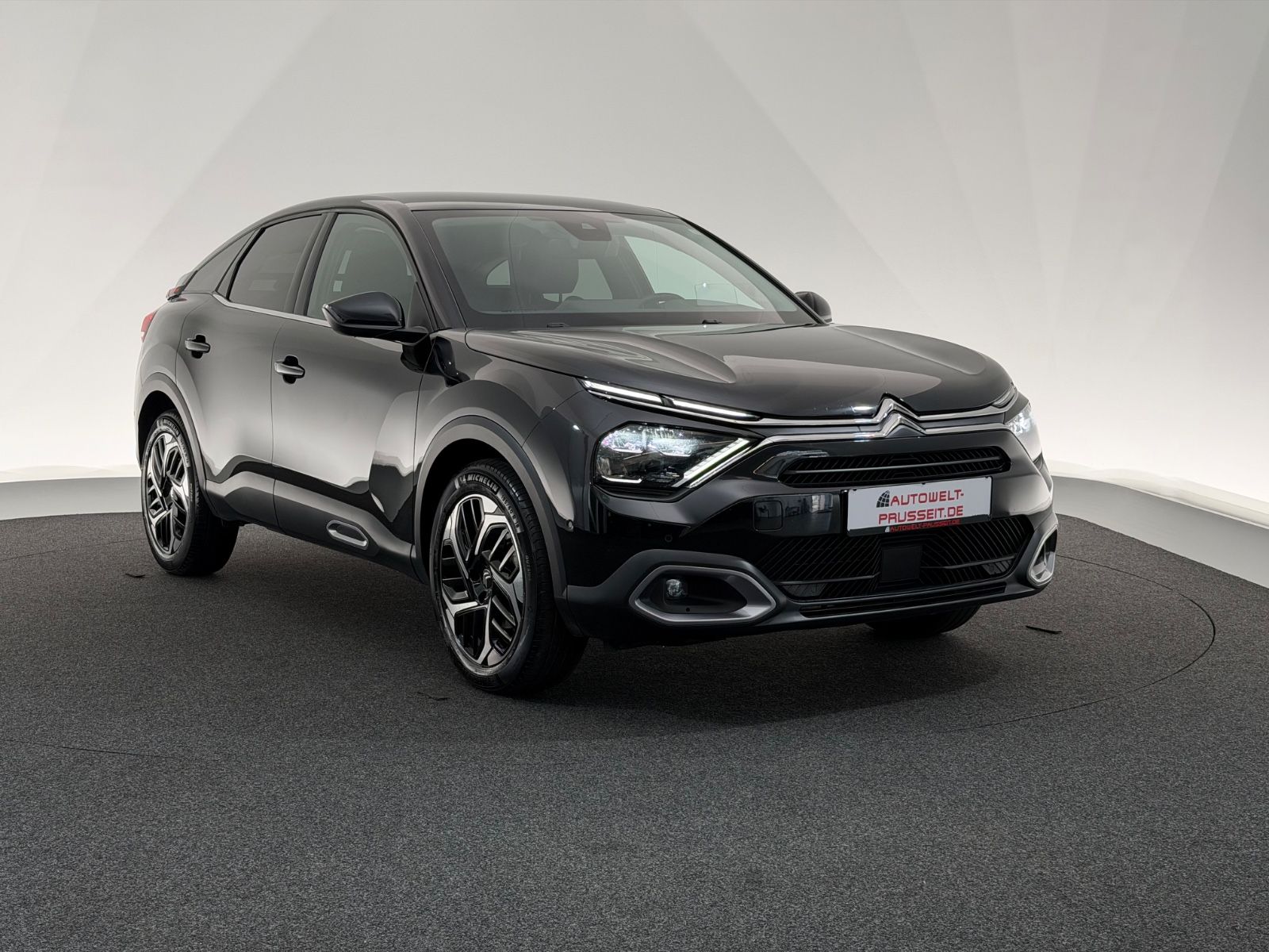 Gebrauchtwagen Citroën C4 C4 Lim. 1.2*SHINE*LED-360°-HUD-KEYLESS-LHZ-TOT.W in Künzell