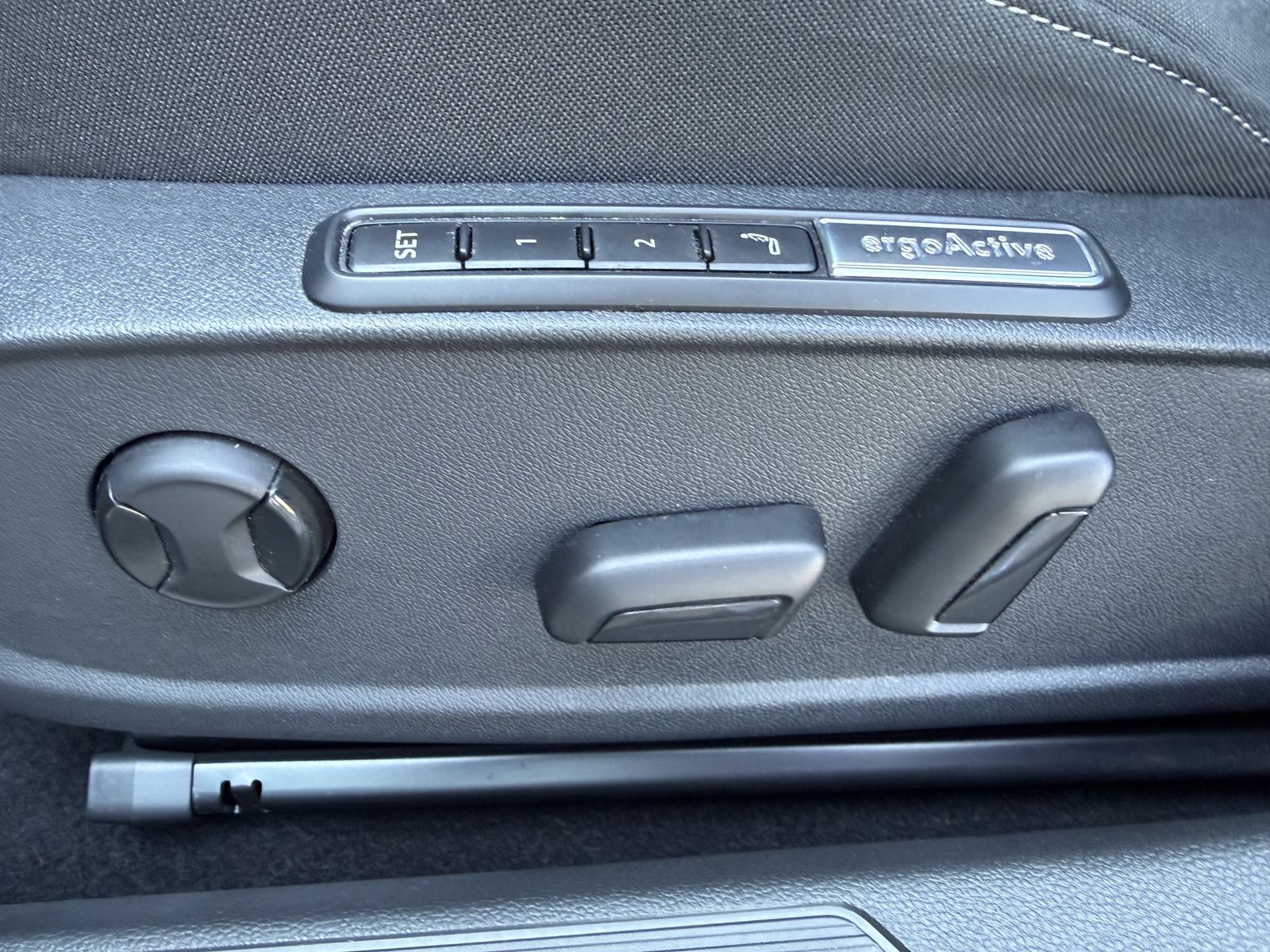 Fahrzeugabbildung Volkswagen Golf Style eHybrid DSG NAV+ACC+LED+SHZ+VCOCK+1HD