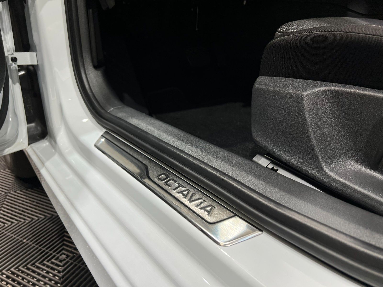Fahrzeugabbildung SKODA Octavia 2.0 TDI 110kW DSG Selection Combi