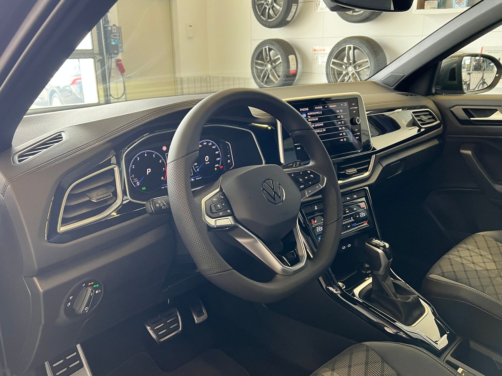 Fahrzeugabbildung Volkswagen T-Roc R-Line 1.5 TSI DSG *LED, Easy Open, 18"-LM