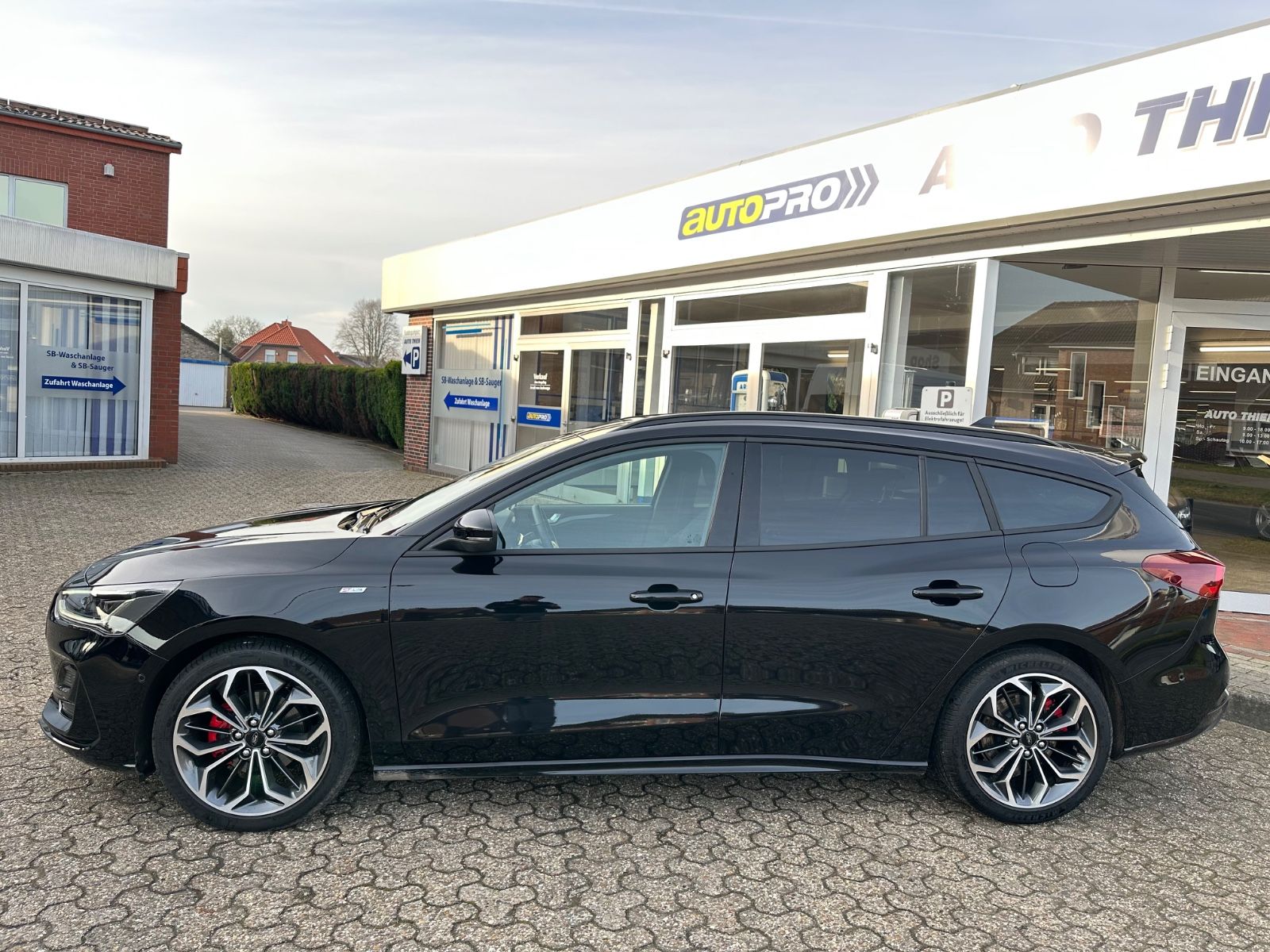 Fahrzeugabbildung Ford Focus Turnier 1.0 ST-Line X Pano/ACC/Matrix/Navi