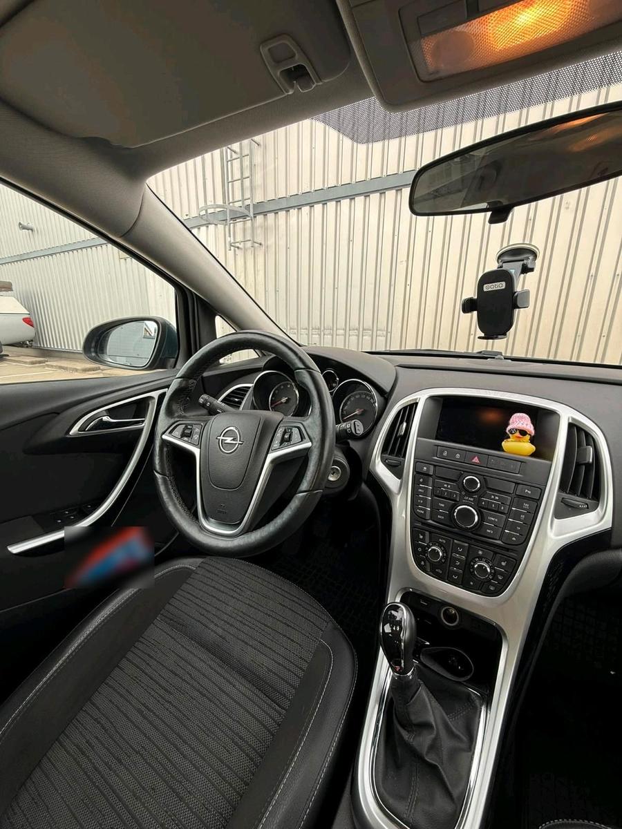 Opel Astra 2014 — rear view