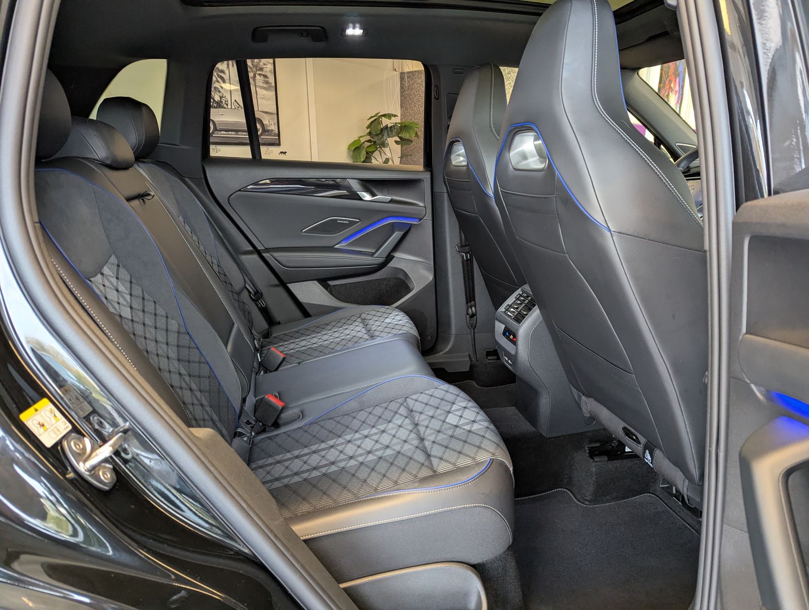 Fahrzeugabbildung Volkswagen Tiguan 2.0TDI R-Line 4M Pano Black Matrix AHK 20