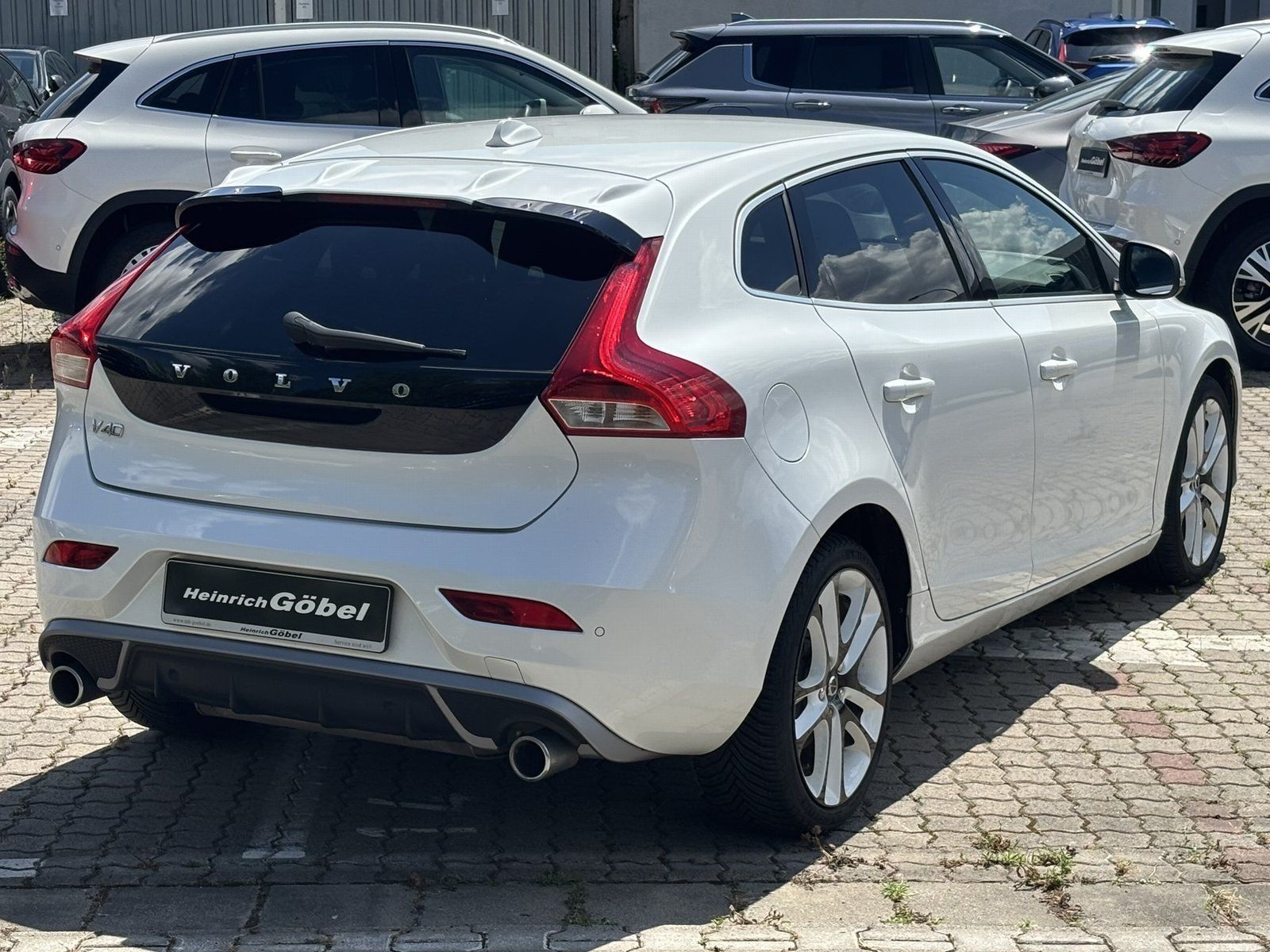 Fahrzeugabbildung Volvo V 40 T2 2.0 R-DESIGN*SHZ VORN/HINTEN*LED*BLUETOO