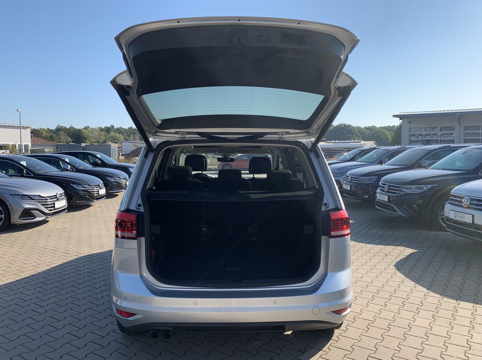 Fahrzeugabbildung Volkswagen Touran 2.0 TDI*LED*Navi*AHK*Pano*STHZ*Cam*Spur*