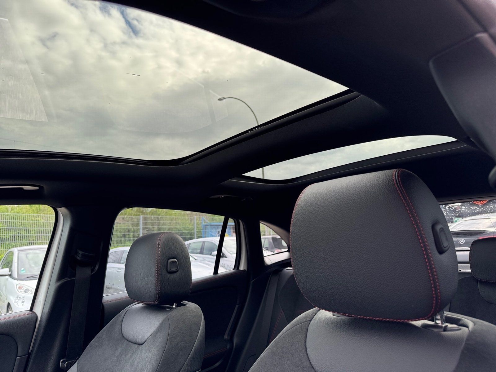 Fahrzeugabbildung Mercedes-Benz GLA 200 AMG Prem Plus*Pano*HUD*Multibeam*Totwink
