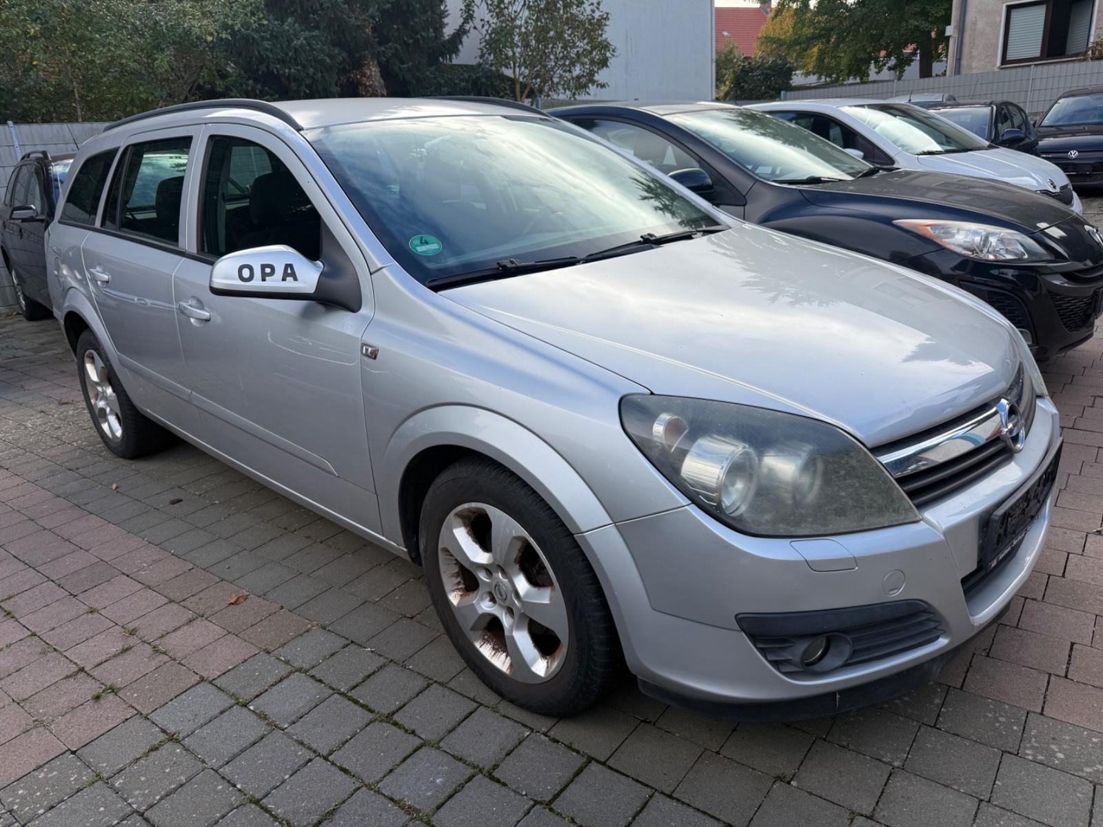 Opel Astra 2006 — rear view