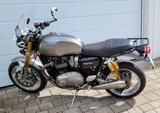 Triumph Thruxton 1200 R mit Lenkerumbau und Zubehör