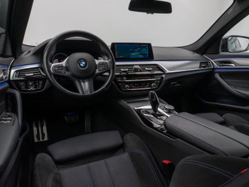 Fahrzeugabbildung BMW 520i Tour M Sport AHK HUD HI-FI  Kamera