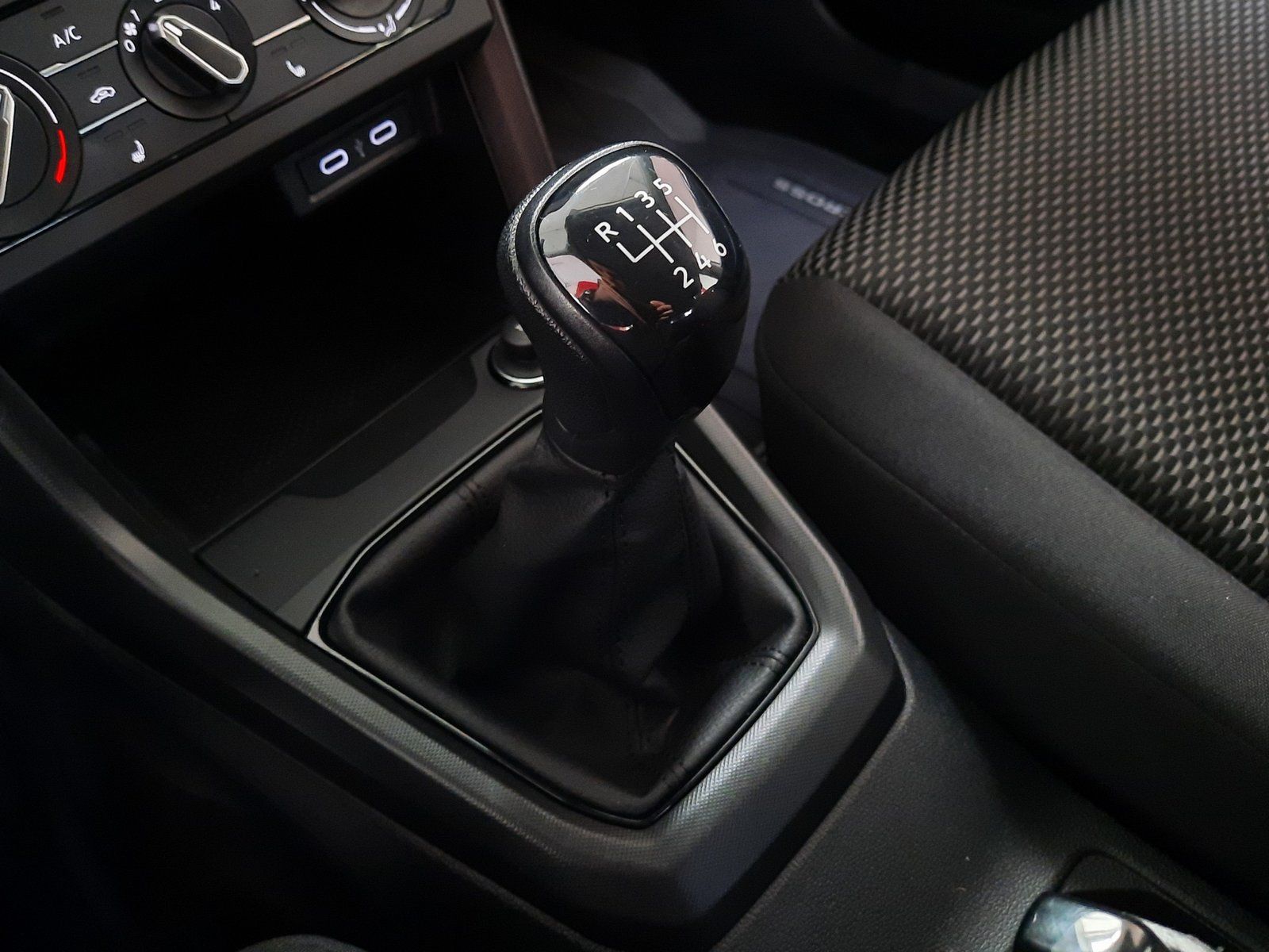Fahrzeugabbildung Volkswagen T-Cross TSI *Navi*Einparkh.*Sitzhzg.*DAB*VZE*