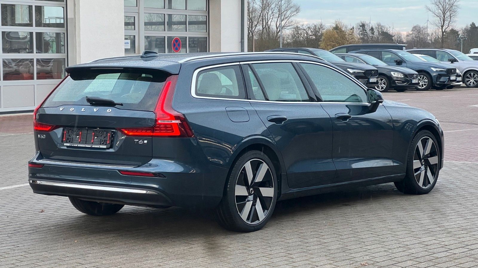 Fahrzeugabbildung Volvo V60 T6 PHEV AWD Essential *Leder*PDC*LHZG*