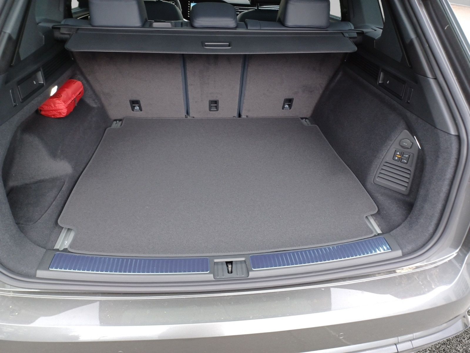 Fahrzeugabbildung Volkswagen Touareg R-Line FINAL EDITION Black Style VOLL