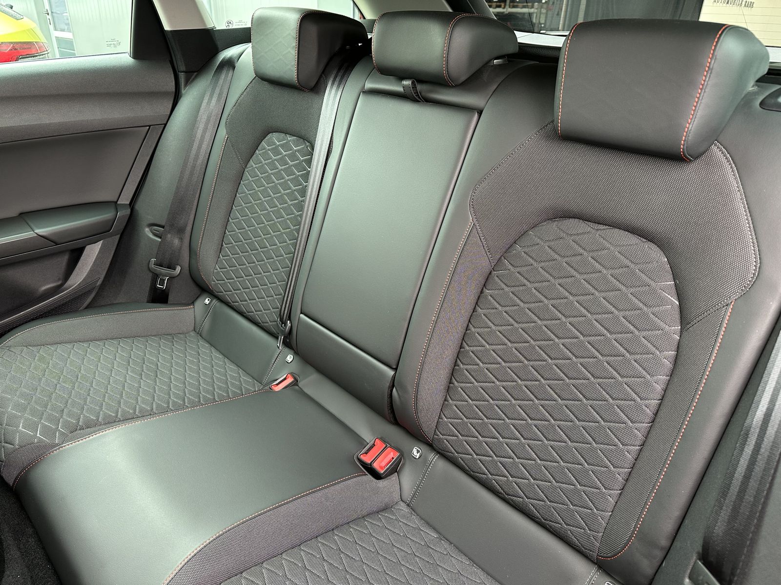 Fahrzeugabbildung SEAT Leon ST 2.0 TDI DSG FR NAV+LED+VCOCK+SHZ+PARKASS
